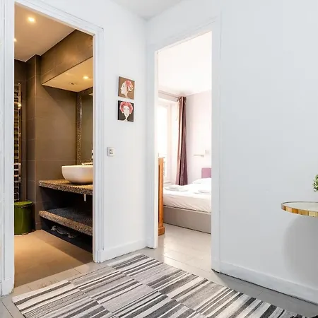 Central Paris - Eiffel Tower View Apartment - 30 Nuits Min