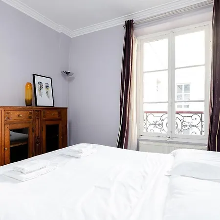 Central Paris - Eiffel Tower View Apartment - 30 Nuits Min