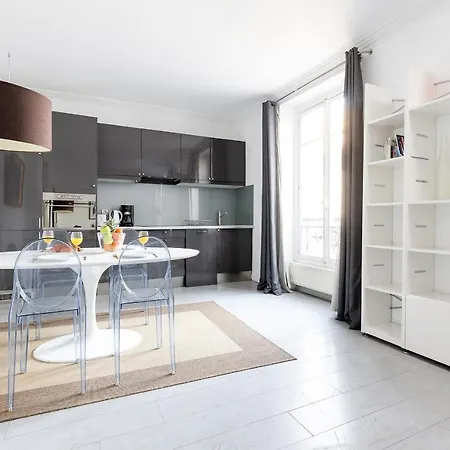 Central Paris - Eiffel Tower View Apartment - 30 Nuits Min Appartamento